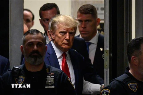 Cựu Tổng thống Mỹ Donald Trump (giữa) tại Tòa án Manhattan ở New York, Mỹ ngày 4/4/2023. (Ảnh: AFP/TTXVN)