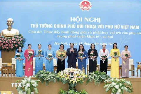 Thủ tướng Phạm Minh Chính tặng hoa phụ nữ khởi nghiệp tiêu biểu tham gia Đề án hỗ trợ phụ nữ khởi nghiệp giai đoạn 2017-2025. (Ảnh: Dương Giang/TTXVN)