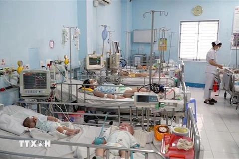 Khoa Nhiễm-Thần kinh, Bệnh viện Nhi đồng 1 Thành phố Hồ Chí Minh điều trị cho nhiều trẻ em mắc bệnh tay chân miệng. (Ảnh: TTXVN phát)