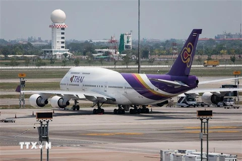 Máy bay của hãng hàng không Thai Airways tại sân bay Suvarnabhumi ở Bangkok, Thái Lan. (Ảnh: AFP/TTXVN)