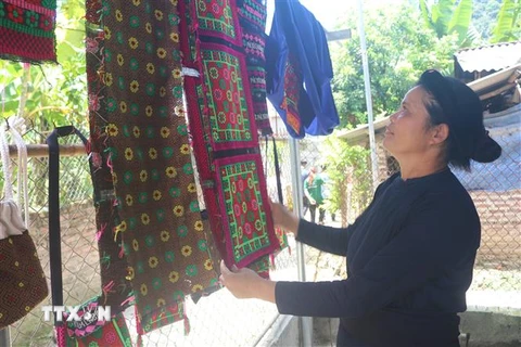 Sản phẩm của dệt thổ cẩm truyền thống ở xóm Luống Nọi, xã Ngọc Đào, huyện Hà Quảng, tỉnh Cao Bằng. (Ảnh: Chu Hiệu/TTXVN)