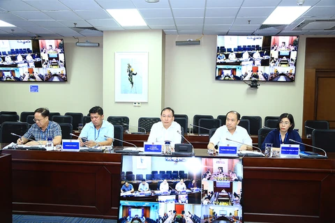 Đại tá Đỗ Mạnh Khảm, Tổng Giám đốc Tổng Công ty Đông Bắc (ngồi giữa) cho biết sẽ phối hợp với EVN đảm bảo than cho phát điện. (Nguồn: EVN)