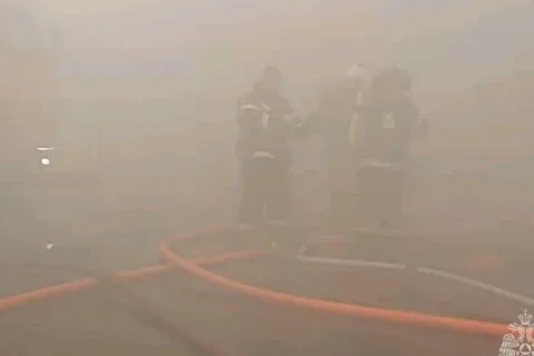 Lính cứu hỏa nỗ lực khắc phục đám cháy. (Nguồn: Oops Top)