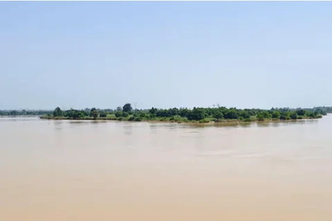 Chiếc thuyền bị đắm trên sông Niger hôm 13/6. (Nguồn: The Guardian)