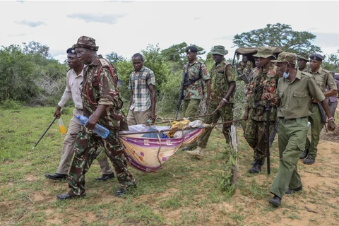 Lực lượng chức năng đưa một thi thể ra khỏi khu rừng ở Shakahola, gần thị trấn ven biển Malindi, Kenya. (Nguồn: Associated Press)