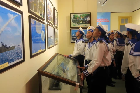 Cán bộ, chiến sỹ Quân chủng Hải quân tham quan Triển lãm tại Bảo tàng Hải Phòng. (Nguồn: Cổng thông tin điện tử thành phố Hải Phòng)