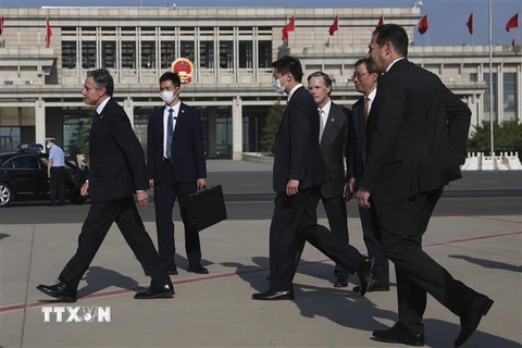 Ngoại trưởng Mỹ Antony Blinken (trái) tới thủ đô Bắc Kinh, Trung Quốc ngày 18/6/2023. (Ảnh: AFP/TTXVN)