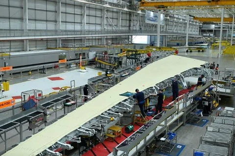 Các nhân viên làm việc tại bộ phận sản xuất cánh máy bay Airbus A350 tại nhà máy Airbus Broughton ở Chester, Anh, ngày 12/8/2022. (Nguồn: Reuters)