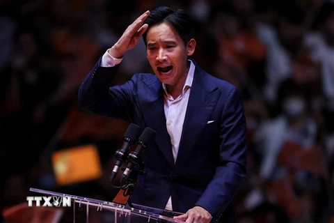 Lãnh đạo đảng Tiến bước (MFP), ứng cử viên Thủ tướng Thái Lan Pita Limjaroenrat trong chiến dịch vận động tranh cử ở Bangkok, ngày 12/5/2023. (Ảnh: AFP/TTXVN)