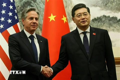 Bộ trưởng Ngoại giao Trung Quốc Tần Cương (phải) và người đồng cấp Mỹ Antony Blinken tại cuộc gặp ở Bắc Kinh ngày 18/6/2023. (Ảnh: AFP/TTXVN)