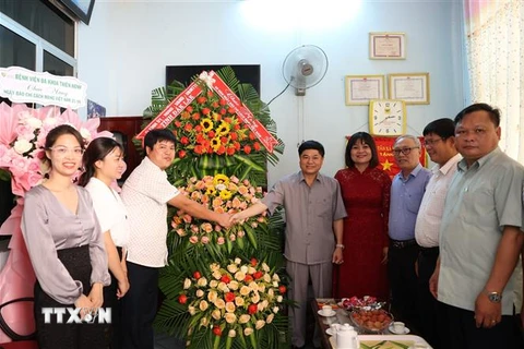 Đoàn công tác của Tỉnh ủy, HĐND, UBND tỉnh Đắk Lắk thăm và chúc mừng Cơ quan TTXVN tại Đắk Lắk. (Ảnh: Tuấn Anh/TTXVN)