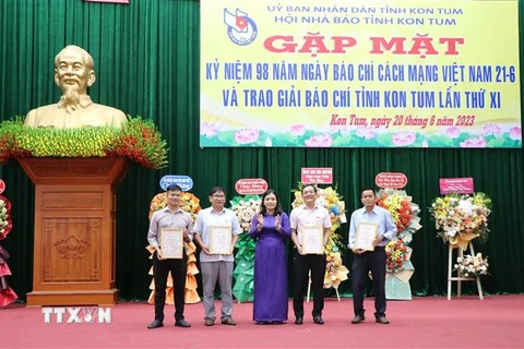 Tác giả Hoàng Cao Nguyên (thứ 2 từ phải sang), Trưởng Cơ quan thường trú Thông tấn xã Việt Nam tại tỉnh Kon Tum xuất sắc giành giải A loại hình báo điện tử với loạt tin, bài về “Sai phạm kéo dài tại mỏ cát ở xã Đăk Pxi”. (Ảnh: Khoa Chương/TTXVN)