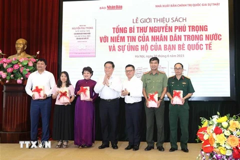 Ông Nguyễn Trọng Nghĩa, Bí thư Trung ương Đảng, Trưởng Ban Tuyên giáo Trung ương tặng sách cho các đơn vị. (Ảnh: Phương Hoa/TTXVN)