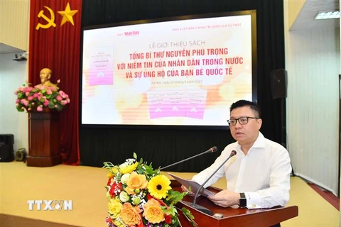 Cuốn sách “Tổng Bí thư Nguyễn Phú Trọng với niềm tin của nhân dân trong nước và sự ủng hộ của bạn bè quốc tế”. (Ảnh: Phương Hoa/TTXVN)