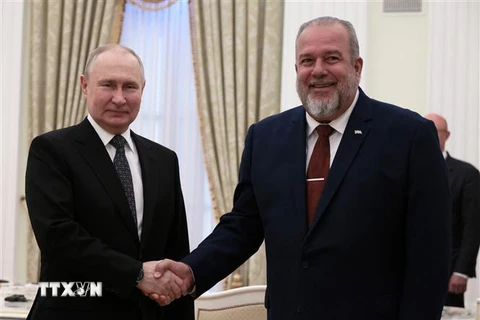 Tổng thống Nga Vladimir Putin (trái) và Thủ tướng Cuba Manuel Marrero tại cuộc gặp ở Moskva ngày 14/6/2023. (Ảnh: AFP/TTXVN)