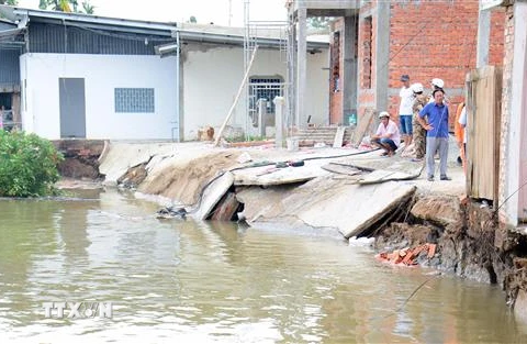 Các căn nhà bị rơi xuống sông tại vụ sạt lở xã Song Phụng (giáp sông Hậu), huyện Long Phú, tỉnh Sóc Trăng. (Ảnh Tuấn Phi/TXVN)