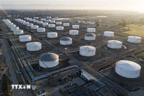 Các bể chứa dầu tại Carson, bang California, Mỹ. (Ảnh: AFP/TTXVN)