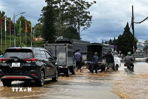 Một xe ôtô chết máy khi đi qua đoạn đường ngập nước sau trận mưa lớn. (Ảnh: Nguyễn Dũng/TTXVN)