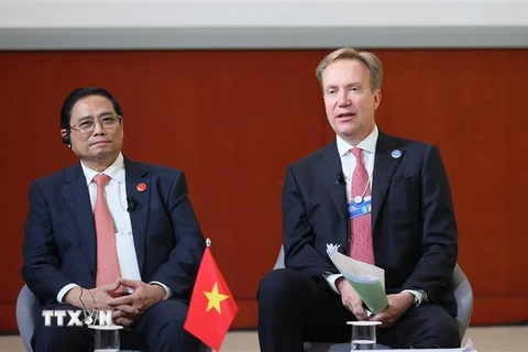 Thủ tướng Phạm Minh Chính và Chủ tịch Diễn đàn Kinh tế thế giới (WEF) Børge Brende tại phiên Đối thoại Chiến lược Quốc gia Việt Nam-WEF. (Ảnh: Dương Giang/TTXVN)