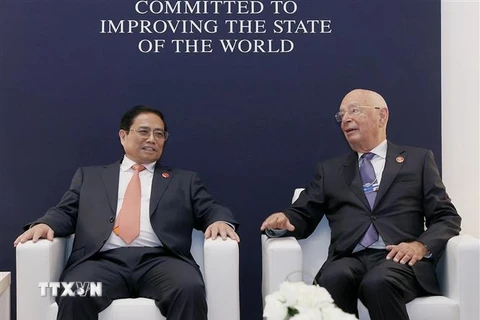 Thủ tướng Phạm Minh Chính gặp Chủ tịch Điều hành Diễn đàn Kinh tế Thế giới (WEF) Klaus Schwab. (Ảnh: Dương Giang/TTXVN)