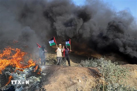 Người biểu tình Palestine phản đối việc binh sỹ quân đội Israel sát hại 5 người Palestine ở khu vực biên giới phía Đông Dải Gaza, ngày 19/6/2023. (Ảnh: THX/TTXVN)