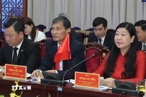 Đoàn đại biểu Ủy ban MTTQ Việt Nam thành phố Hà Nội tại buổi hội đàm. (Ảnh: Nguyễn Thắng/TTXVN)
