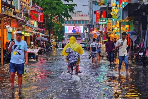 TP Hồ Chí Minh: Nhiều tuyến đường thành sông sau cơn mưa kéo dài