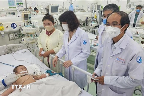 Thứ trưởng Bộ Y tế Nguyễn Thị Liên Hương kiểm tra công tác điều trị bệnh tay chân miệng tại Bệnh viện Nhi đồng 1 Thành phố Hồ Chí Minh. (Ảnh: Đinh Hằng/TTXVN)