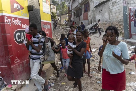 Người dân rời bỏ nhà cửa sau cuộc tấn công của bang nhóm tội phạm tại Port-au-Prince, Haiti. (Ảnh: AFP/TTXVN)