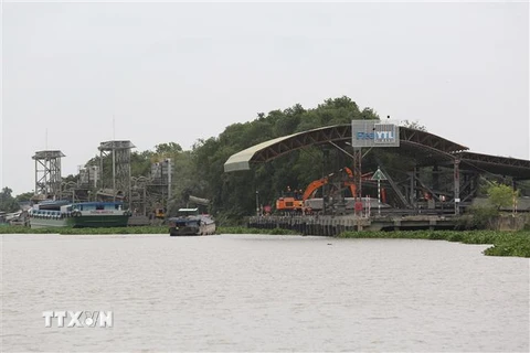 Cảng ximăng Fico Tây Ninh nằm trên tuyến sông Vàm Cỏ Đông, là một trong những cảng lớn đang hoạt động trên sông Vàm Cỏ Đông. (Ảnh: Thanh Tân/TTXVN)