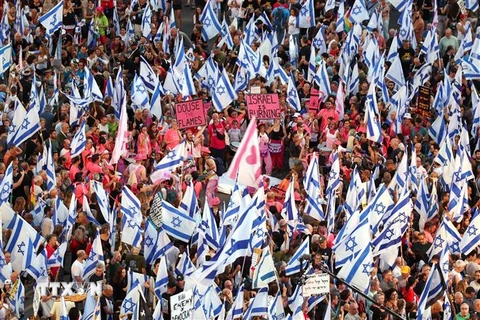 Biểu tình phản đối kế hoạch cải cách tư pháp tại Tel Aviv, Israel ngày 24/6/2023. (Ảnh: AFP/TTXVN)