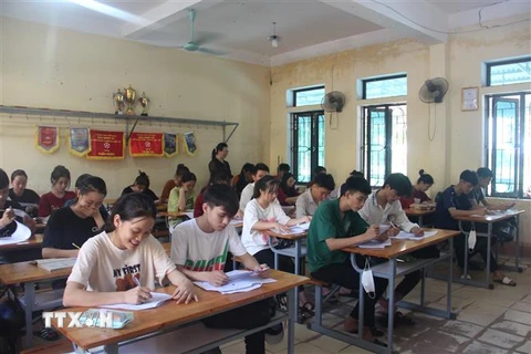 Học sinh THPT ở Hà Tĩnh ôn tập trước kỳ thi tốt nghiệp. (Ảnh: Hoàng Ngà/TTXVN)