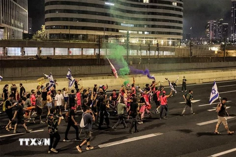 Người dân tham gia biểu tình phản đối kế hoạch cải cách tư pháp tại Tel Aviv, Israel, ngày 8/7/2023. (Ảnh: AFP/TTXVN)