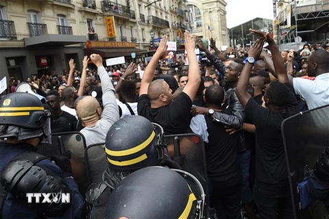Cảnh sát chống bạo động Pháp được triển khai đối phó với cuộc biểu tình phản đối cái chết của thanh niên da màu Adama Traore, tại Paris, ngày 30/7/2016. (Ảnh: AFP/TTXVN)