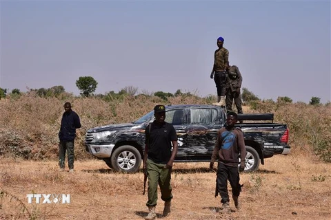 Lực lượng an ninh Nigeria gác tại hiện trường một vụ tấn công ở ngoại ô Maiduguri. (Ảnh: AFP/TTXVN)