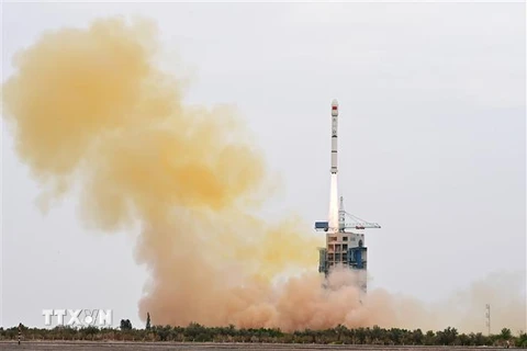 Tên lửa đẩy Trường Chinh-2C mang theo vệ tinh thử nghiệm công nghệ Internet vệ tinh rời bệ phóng tại Trung tâm phóng vệ tinh Tửu Tuyền, Trung Quốc, ngày 9/7/2023. (Ảnh: THX/TTXVN)