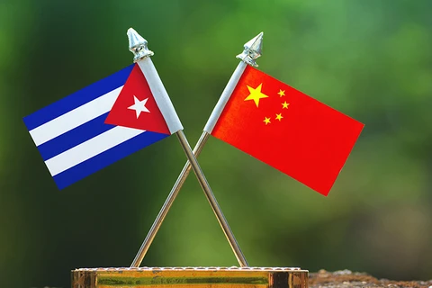 Cờ Cuba và cờ Trung Quốc. (Ảnh minh họa: China Briefing)