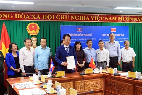 Chủ tịch UBND tỉnh Vĩnh Long Lữ Quang Ngời ký kết biên bản hợp tác tại điểm cầu Vĩnh Long. (Ảnh: Phạm Minh Tuấn/TTXVN)