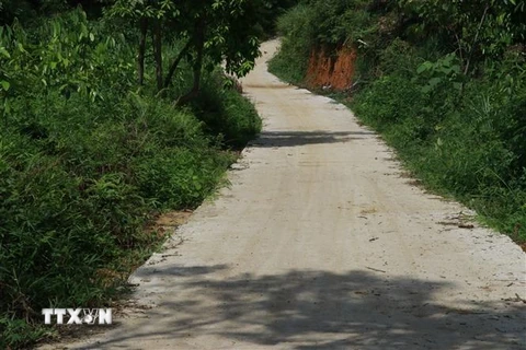 Đoạn đường vào thôn Ngòi Ngần đã thi công xong phần mặt đường. (Ảnh: Tuấn Anh/TTXVN)