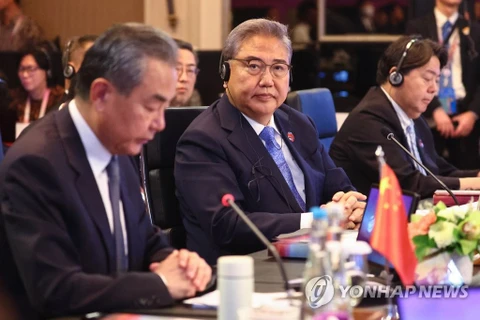 Các quan chức Hàn Quốc và Trung Quốc tiếp xúc bên lề Hội nghị AMM-56