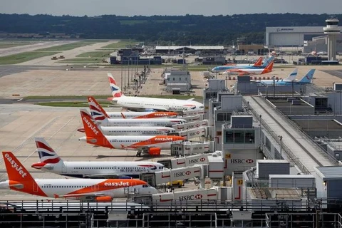 Máy bay của British Airways và Easyjet đậu tại Sân bay Gatwick, ở Crawley, Anh, ngày 25 tháng 8 năm 2021. (Nguồn: Reuters)