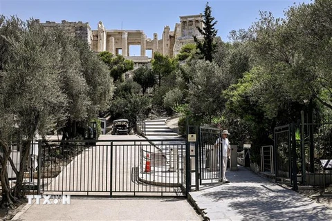 Nhân viên đóng cửa vào thành cổ Acropolis tại Athens, Hy Lạp vào khung giờ nắng nóng nhất, ngày 14/7/2023. (Ảnh: AFP/TTXVN)