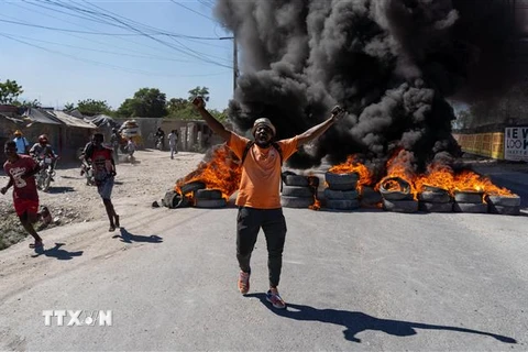 Người dân đốt lốp xe trong cuộc biểu tình phản đối bạo lực băng đảng ở thủ đô Port-au-Prince, Haiti ngày 26/1/2023. (Ảnh: AFP/TTXVN)