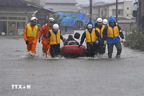 Lực lượng cứu hộ sơ tán người dân khỏi vùng ngập lụt tại tỉnh Akita, Nhật Bản ngày 15/7/2023. (Ảnh: Kyodo/TTXVN)