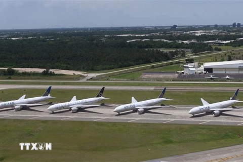 Máy bay của Hãng hàng không United Airlines tại sân bay quốc tế George Bush ở Houston, Texas, Mỹ. (Ảnh: AFP/TTXVN)