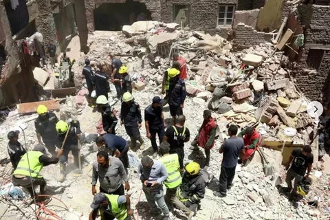 Lực lượng cứu hộ tại hiện trường vụ sập nhà 5 tầng tại Cairo ngày 17/7. (Nguồn: AP)