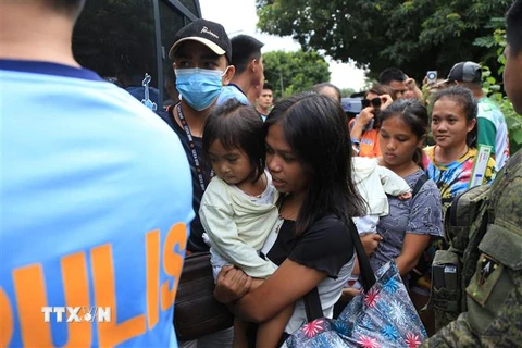 Người dân sơ tán đến nơi trú ẩn do núi lửa Mayon phun trào tại Daraga, Philippines ngày 9/6/2023. (Ảnh: AFP/TTXVN)