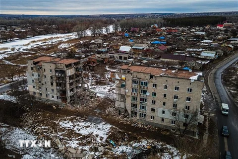 Một tòa chung cư bị phá hủy trong xung đột tại Izyum thuộc vùng Kharkiv, Ukraine ngày 20/2/2023. (Ảnh: AFP/TTXVN)