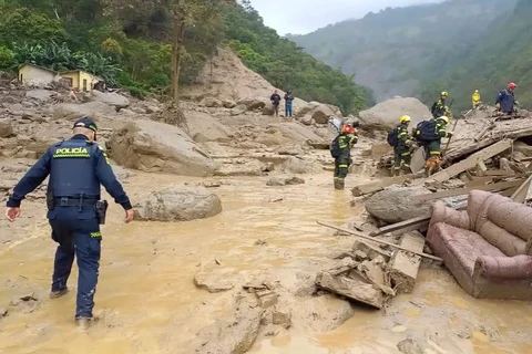 Nhân viên cứu hộ làm việc tại hiện trường vụ lở đất ở tỉnh Cundinamarca, Colombia . (Nguồn: AFP)