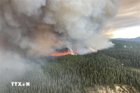 Khói bốc lên từ đám cháy rừng ở British Columbia, Canada ngày 10/7/2023. (Ảnh: AFP/TTXVN)